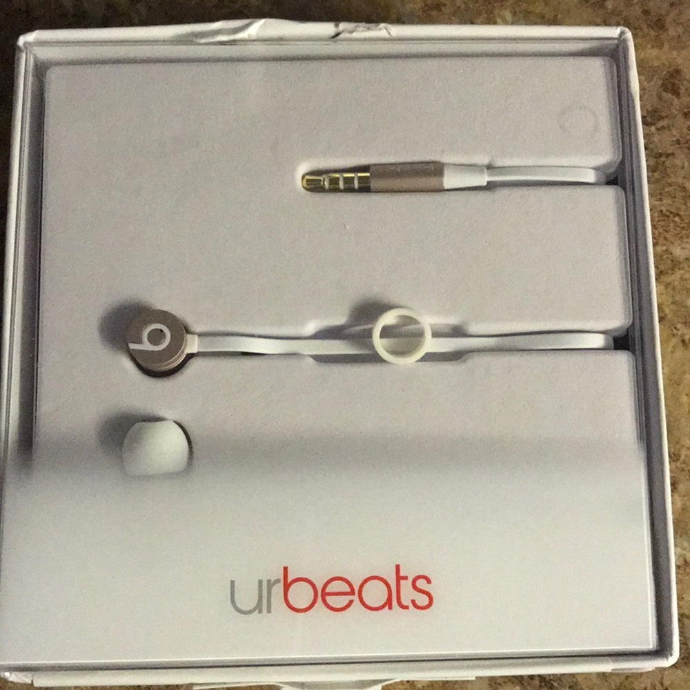 Wired earphones with carrying case